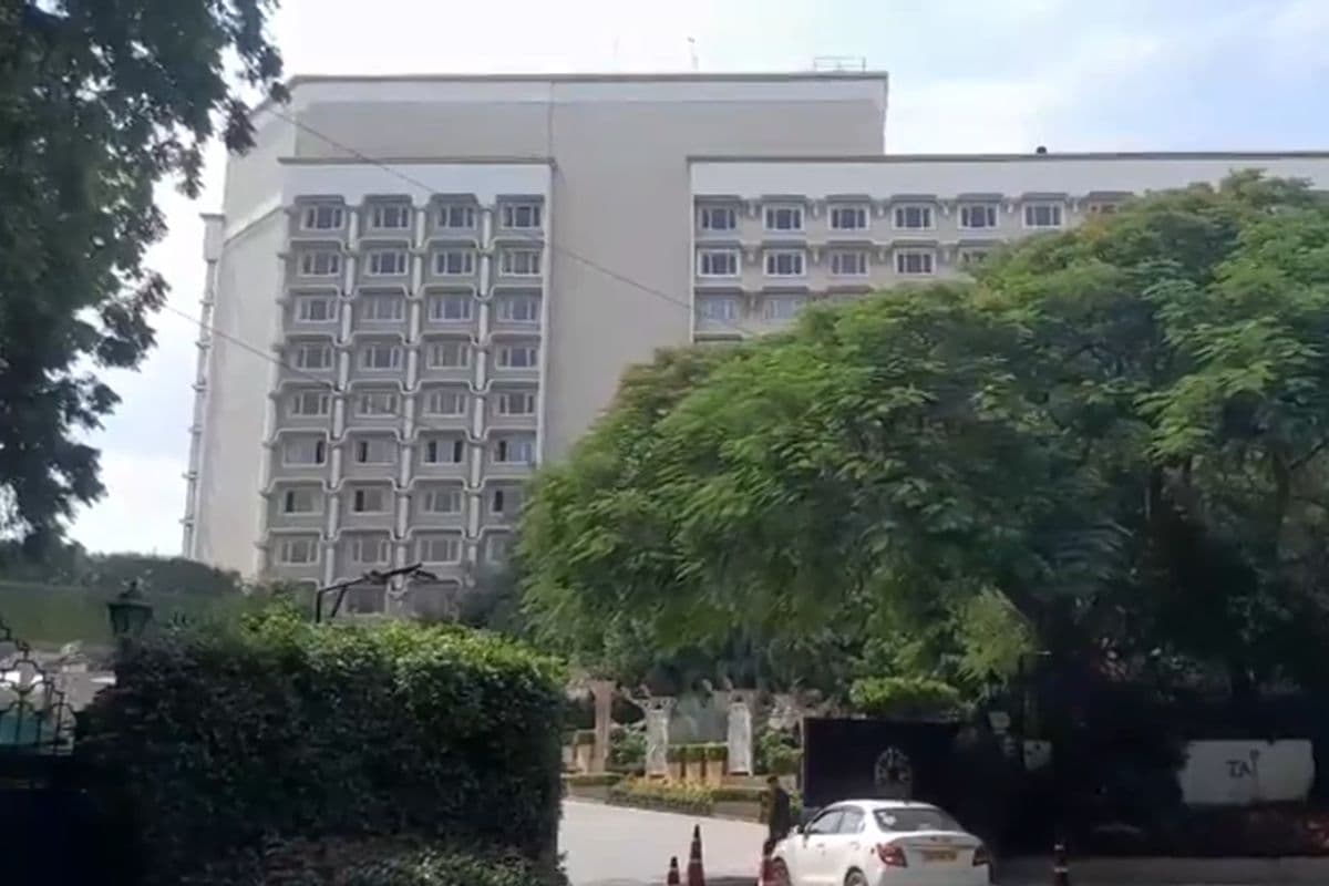 Bomb Threat: दिल्ली के मैक्स अस्पताल और होटल ताज को बम से उड़ाने की धमकी, एक्स के आई पुलिस