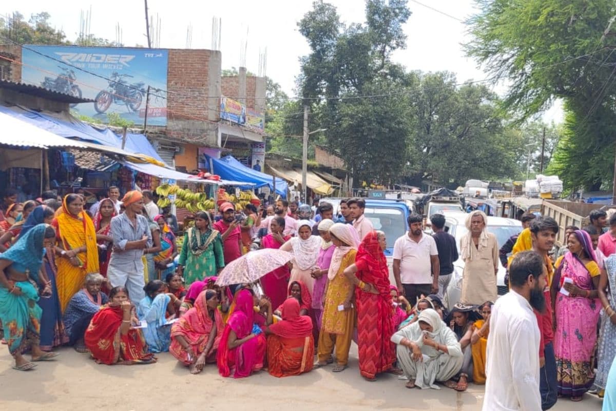 Urea Fertilizer Shortage: झारखंड के गढ़वा में यूरिया खाद की किल्लत से किसानों में आक्रोश, एनएच-75 किया जाम