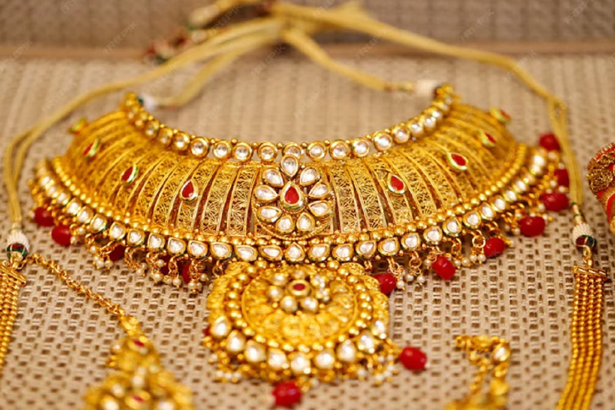 सर्राफा बाजार में सस्ता हो गया सोना, चांदी हो गई कमजोर! जानें ताजा भाव