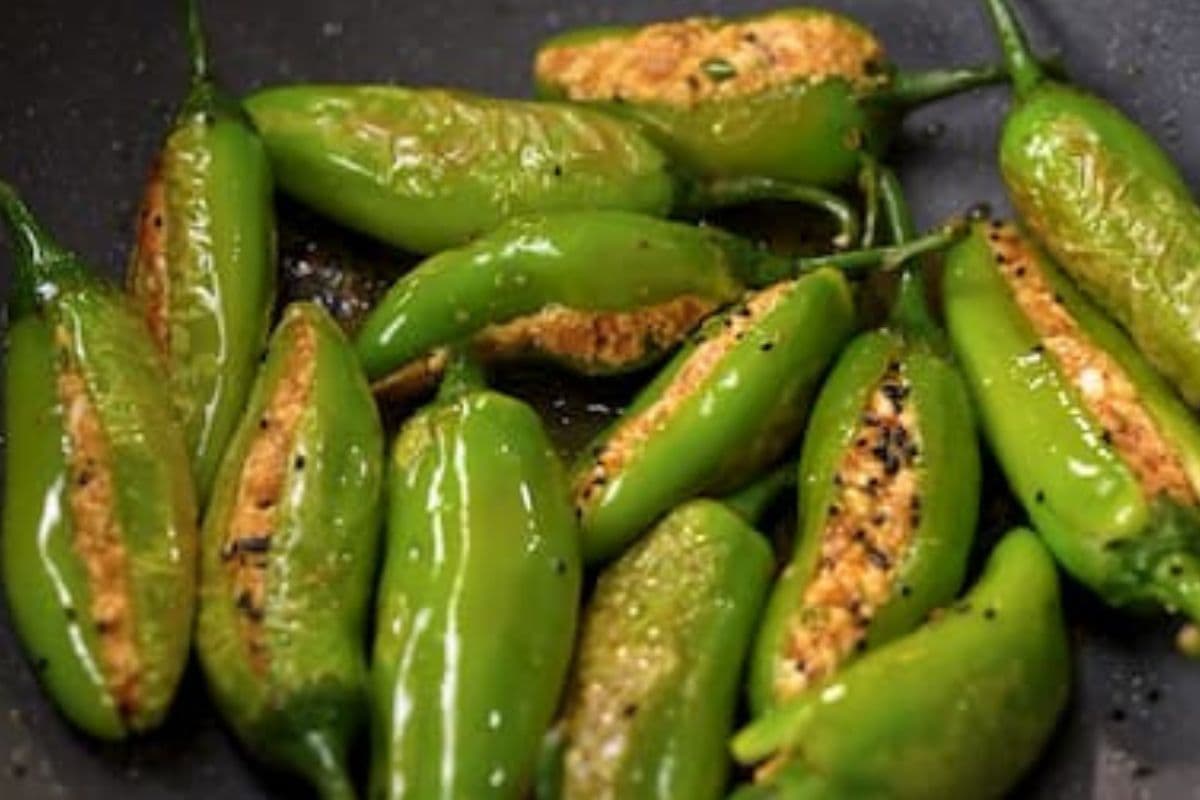 Green Chili Pickle Recipe: मिनटों में बनाएं टेस्टी और चटपटी हरी मिर्च की नीमकी अचार