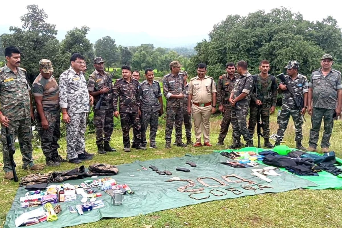 हजारीबाग मुठभेड़ में 1 करोड़ का इनामी समेत 3 नक्सली ढेर, 4 जवान घायल, सर्च ऑपरेशन में एके-47 और गोलियां बरामद