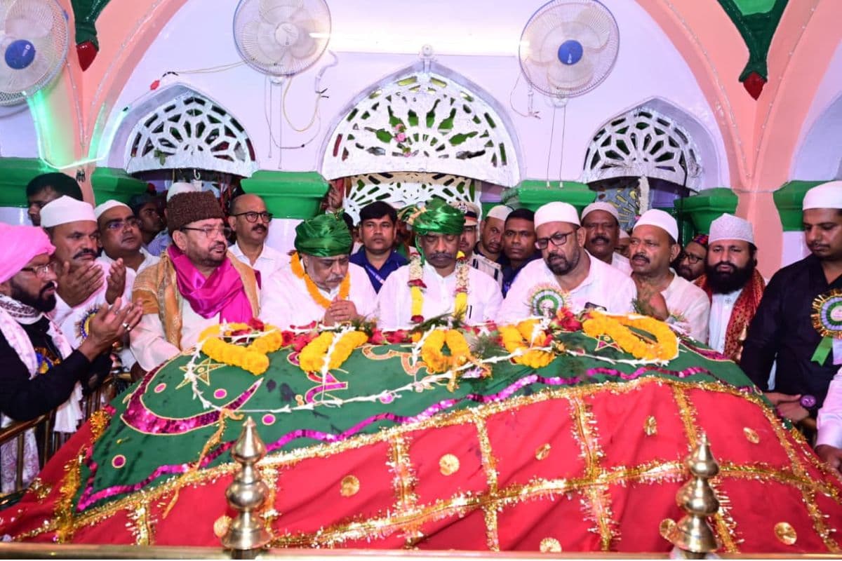 सीएम हेमंत सोरेन 218वें उर्स पर पहुंचे डोरंडा, हजरत कुतुबुद्दीन रिसालदार शाह बाबा की दरगाह पर की चादरपोशी