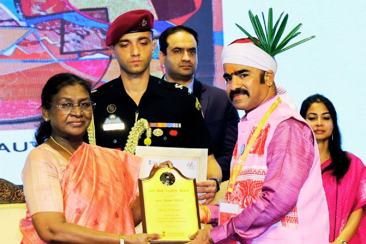 राष्ट्रपति द्रौपदी मुर्मू ने बोकारो के अंतरराष्ट्रीय चित्रकार सरोज को किया सम्मानित