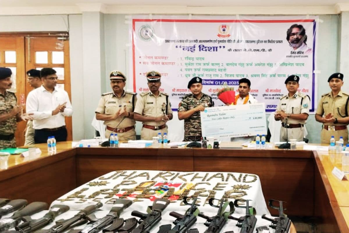 जेजेएमपी के जोनल कमांडर समेत 9 उग्रवादियों ने किया सरेंडर, पुलिस का दावा- लातेहार से उग्रवाद का हुआ खात्मा