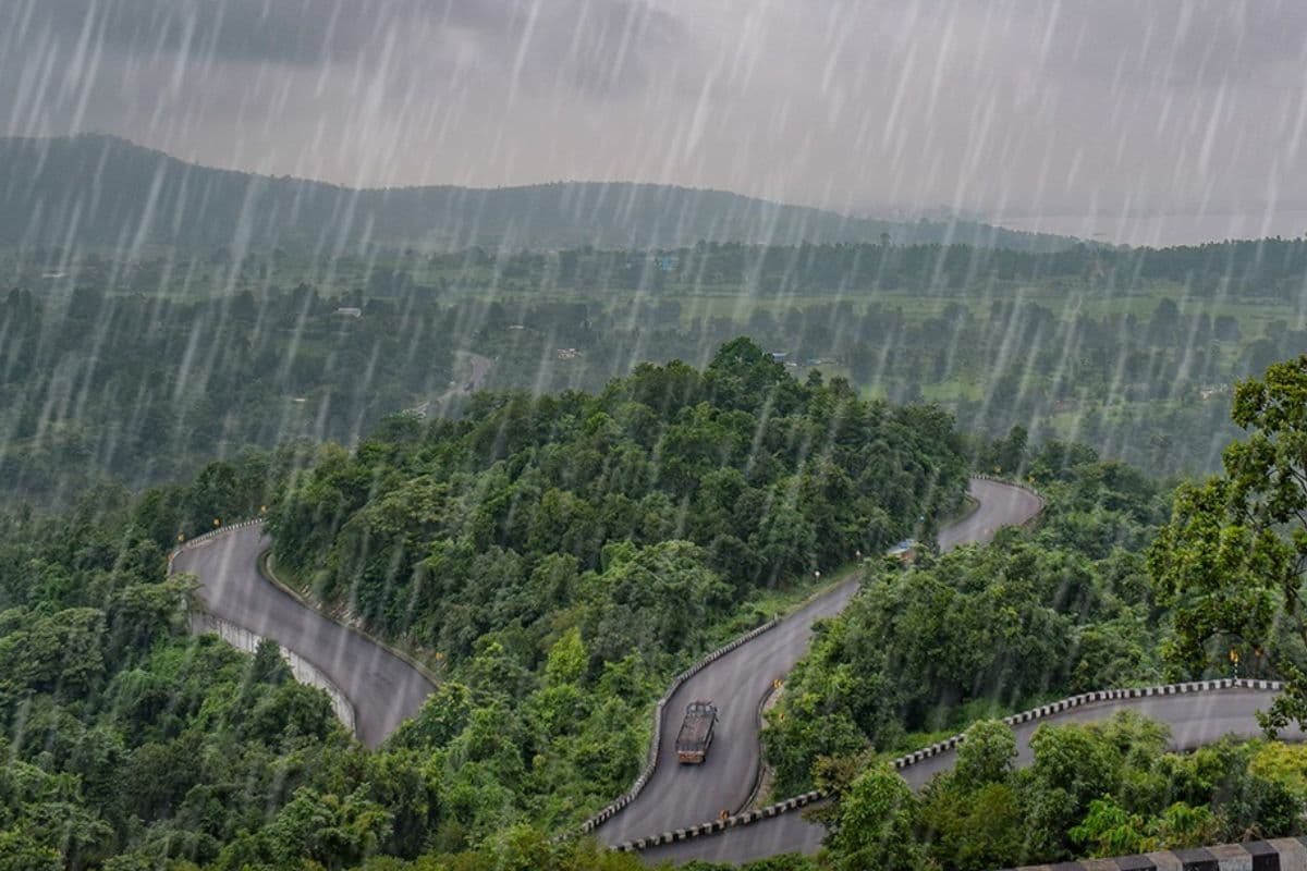 साइक्लोनिक सर्कुलेशन का असर, रामगढ़ में गरज के साथ भारी बारिश की चेतावनी, 17 सितंबर तक कैसा रहेगा मौसम?