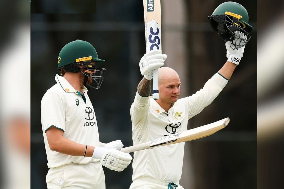 कोंस्टास के बाद इस बल्लेबाज ने भी जड़ा शतक, RCB के लिए खेल चुके बैटर ने 22 चौके-छक्के से मचाया तहलका