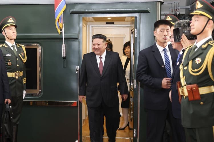 पर्सनल टॉयलेट, चीन से उठा लाए अपनी पॉटी, किम जोंग उन का बाल-लार और बर्तनों पर कड़ी निगरानी