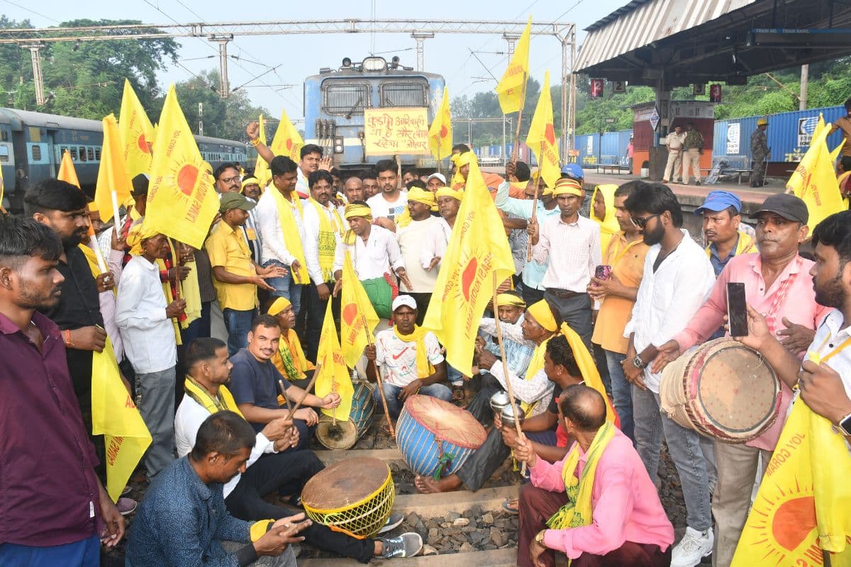 Kurmi Andolan: 26 से अधिक ट्रेनें रद्द, 24 से अधिक के मार्ग बदले, दिनभर परेशान रहे यात्री