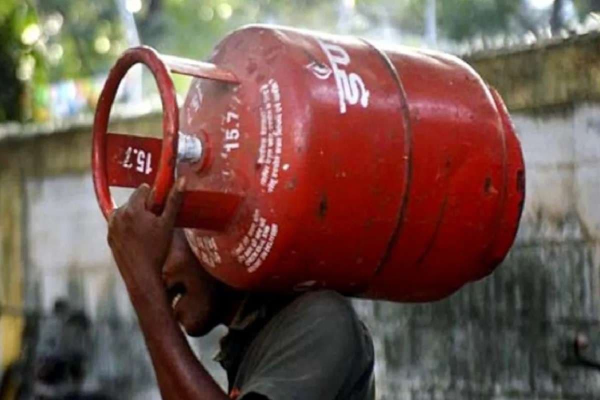 LPG Cylinder Price: रसोई गैस की कीमत में बड़े बदलाव के लिए हो जाएं तैयार, 1 अक्टूबर की सुबह जारी होंगी नई दरें