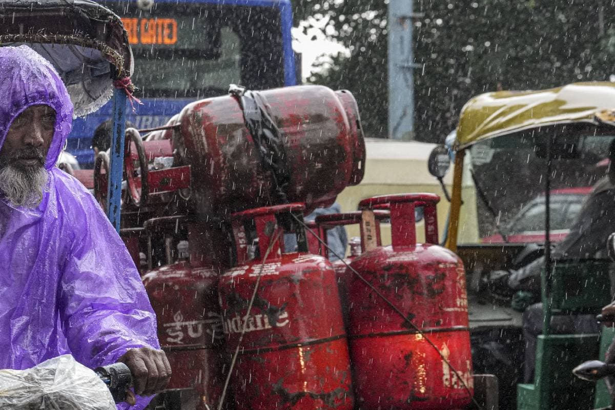 LPG Price : महीने के पहले दिन राहत, एलपीजी सिलेंडर हुआ सस्ता