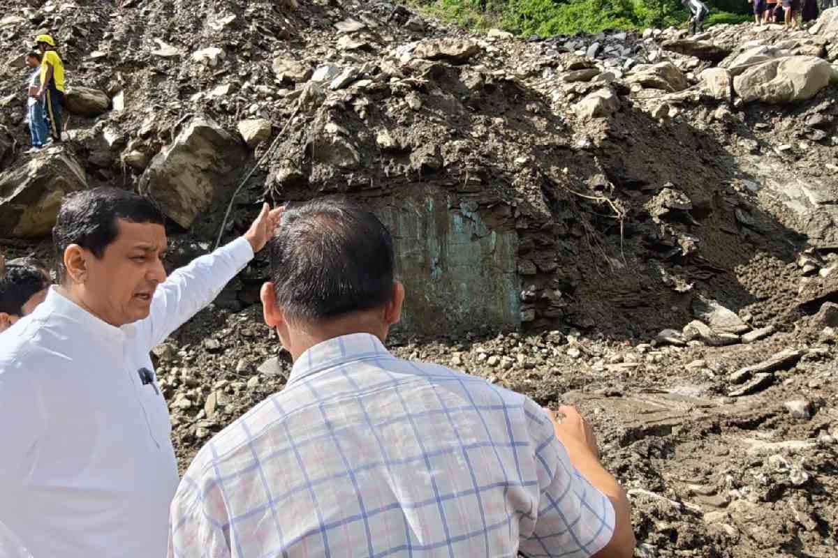 Video : ऊपर से गिरा पहाड़, भागे BJP सांसद अनिल बलूनी, आपको भी डरा देगा ये वीडियो