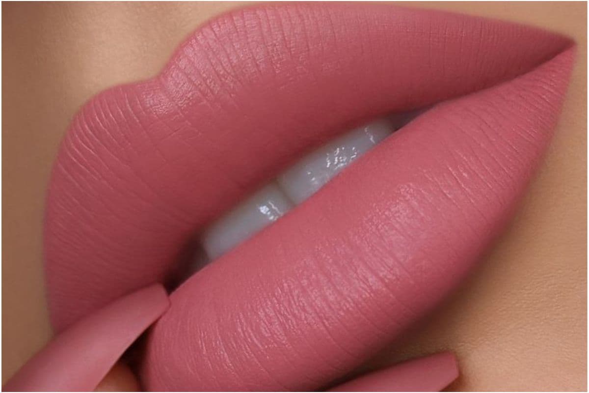 Lipstick Hack: ग्लॉसी लिपस्टिक को मिनटों में बनाएं परफेक्ट मैट Lipstick Hack: ग्लॉसी लिपस्टिक को मिनटों में बनाएं परफेक्ट मैट