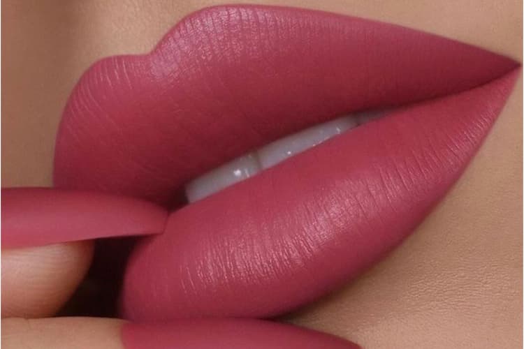 Best Pink Lipstick for Indian Skin Tone: ये 5 बेस्ट लिपस्टिक शेड्स जो देंगे आपको परफेक्ट और फ्लॉलेस लुक