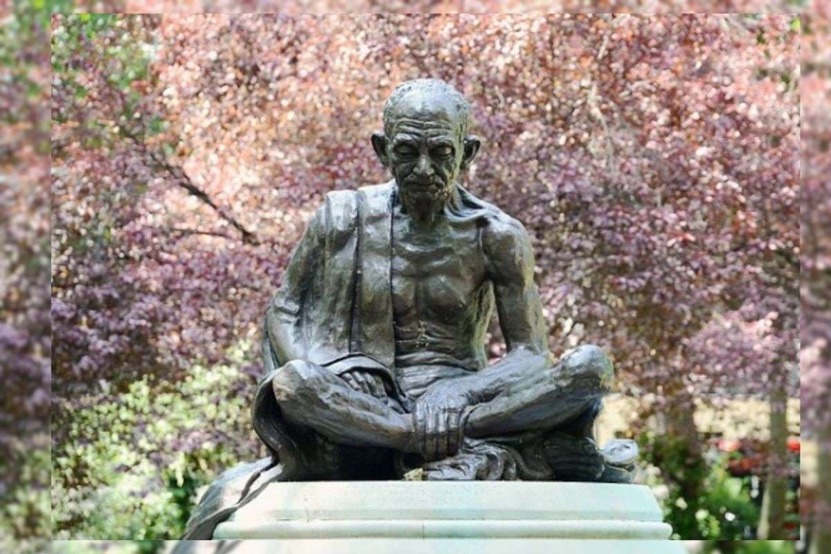 लंदन में महात्मा गांधी की प्रतिमा के साथ तोड़फोड़, बनाए गए भद्दे चित्र; हाई कमिशन ने कहा– अहिंसा की विरासत पर हमला