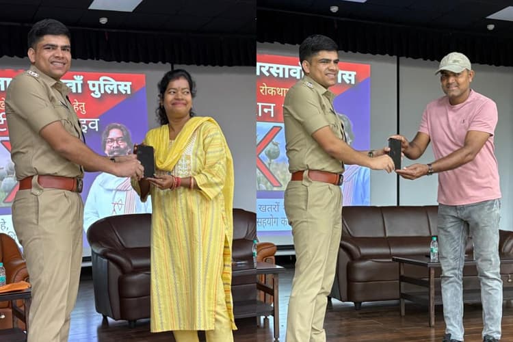 सरायकेला-खरसावां पुलिस ने बरामद किये 109 गुम मोबाइल, असली मालिकों को सौंपा