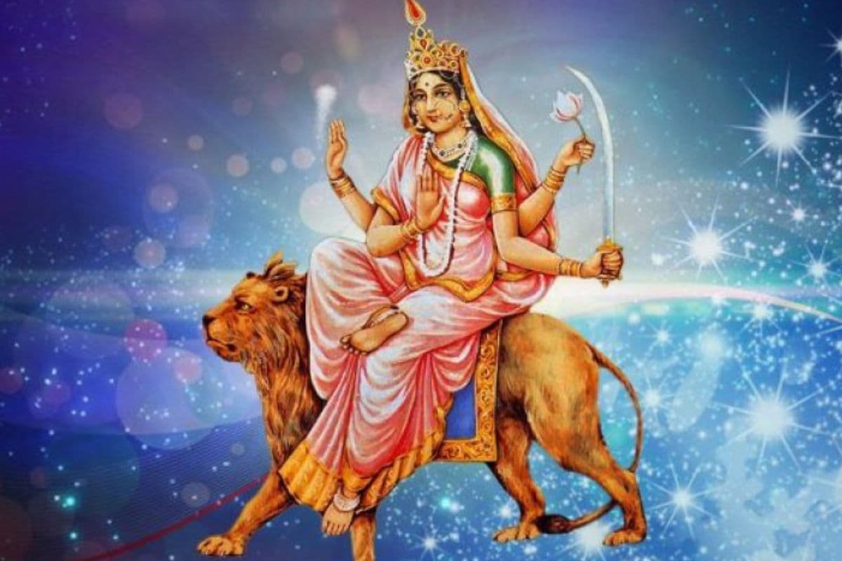 Maa Katyayani Ki Aarti: नवरात्रि के छठे दिन गाएं मां कात्यायनी की आरती, जानें इसका महत्व