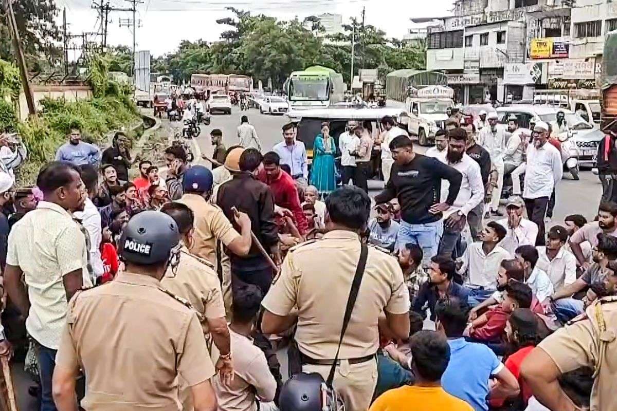 यूपी के बाद 'आई लव मुहम्मद' पर महाराष्ट्र में बवाल, भीड़ ने किया पथराव तो पुलिस ने भांजी लाठी