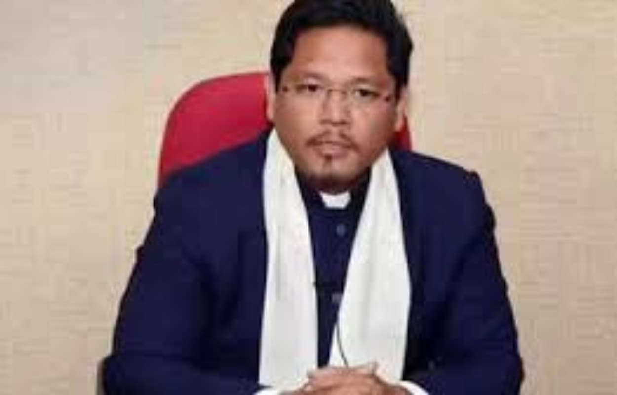 राजनीतिक भूचाल! एकसाथ आठ मंत्रियों ने छोड़ा पद, राज्यपाल को सौंपे इस्तीफे