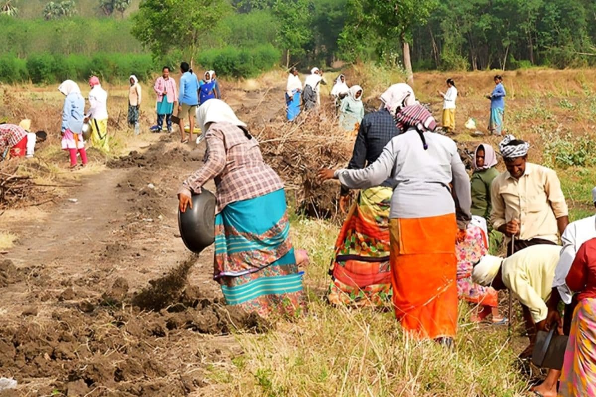 Bihar News: चुनावी साल में मनरेगा कर्मियों की हुंकार, कहा—अब वेतन वृद्धि करे सरकार