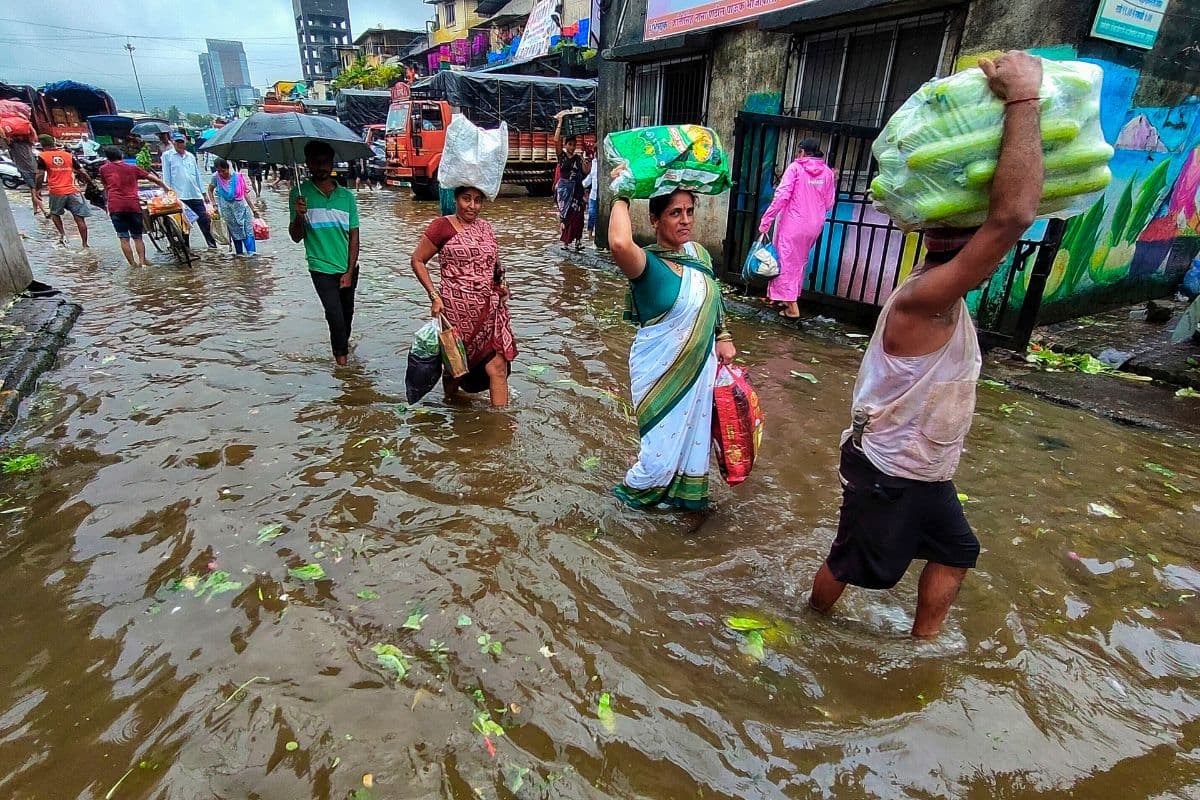 Mumbai Pune Heavy Rains: मुंबई और पुणे में भारी बारिश से तबाही, 40 की रफ्तार से चल रही हवाएं, स्कूलों में छुट्टी
