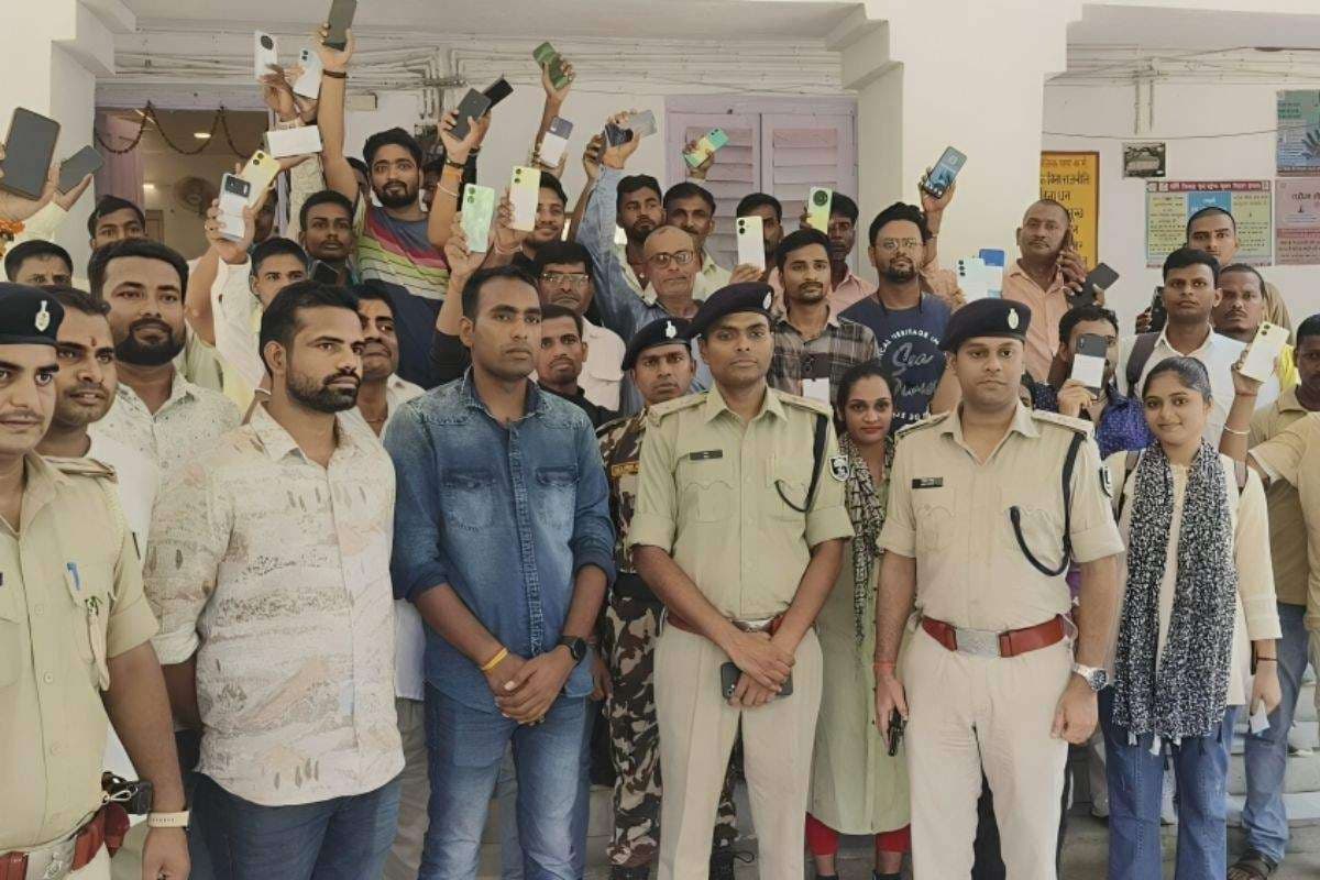 Munger Opareshan Muskaan: मुंगेर पुलिस ने 78 मोबाइल लौटाकर दुर्गा पूजा में बिखेरी खुशियों की रौनक