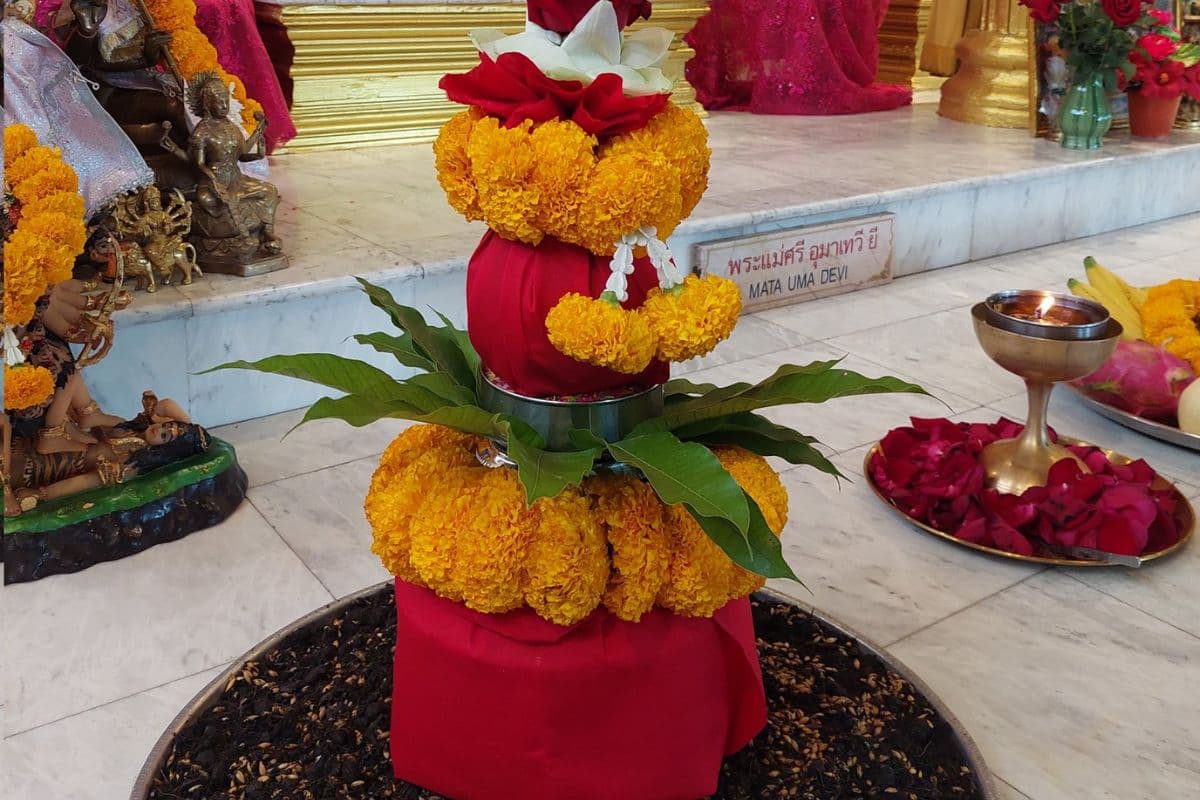 Navratri 2025 Kalash Sthapana: नवरात्रि के पहले दिन घर पर ऐसे करें कलश स्थापना, जानें घटस्थापना शुभ मुहूर्त और सही विधि