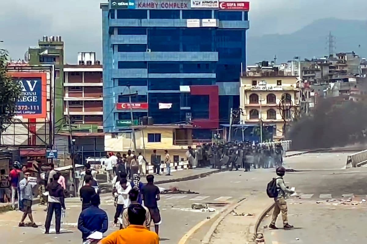 Nepal Gen Z Protest: नेपाल में भारी हिंसा, प्रदर्शनकारियों ने पीएम आवास में लगाई आग, अंतरराष्ट्रीय उड़ानें रद्द