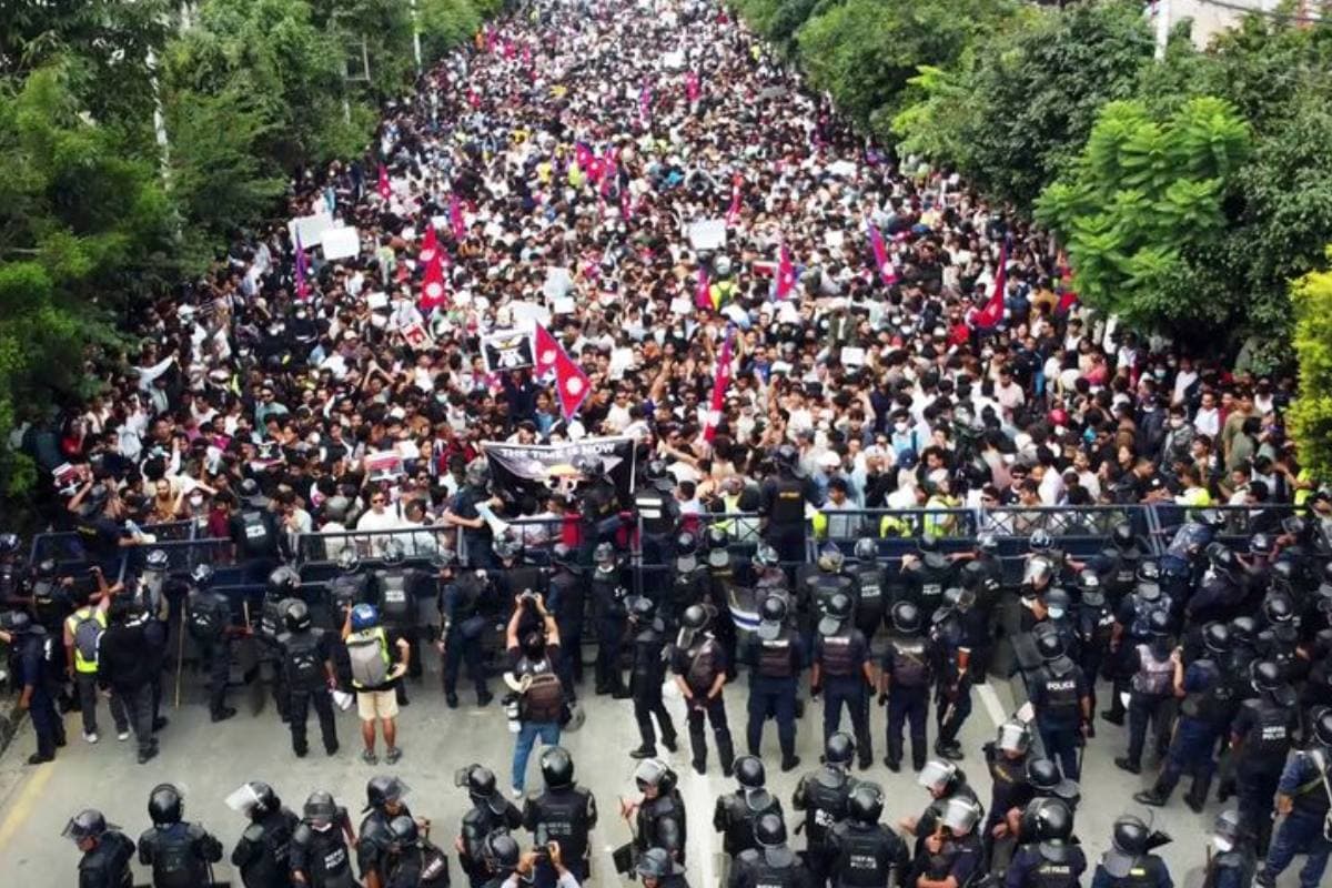 नेपाल से पहले इन देशों में भी गिरी सरकारें, दो पड़ोसी मुल्कों में हुआ तख्तापलट