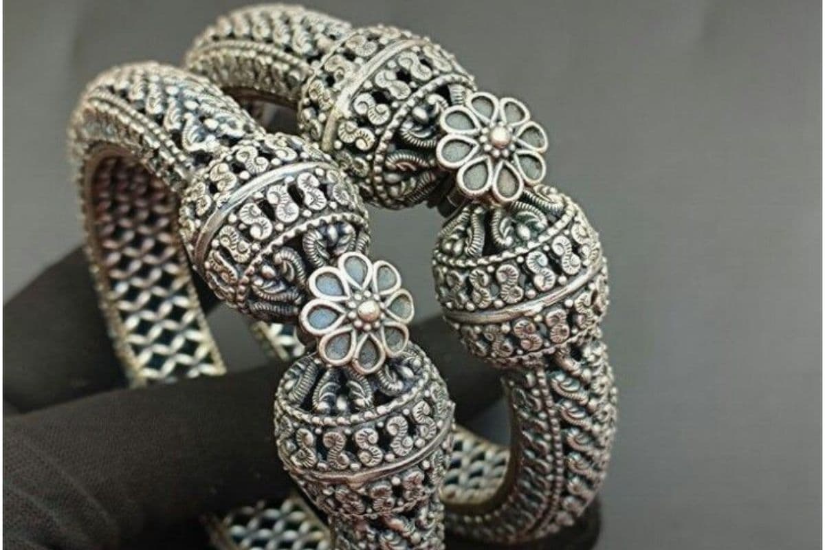 Oxidised Silver Bangles: कम बजट में पाए ऑक्सिडाइज्ड सिल्वर बैंगल्स से आइकॉनिक लुक 