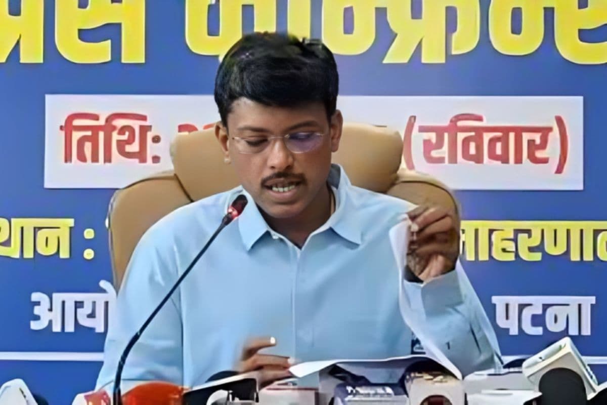 PATNA DM : पटना में त्योहारों पर प्रशासन सख्त, छुट्टियां रद्द, नावों पर रोक और लाउडस्पीकर पर नियंत्रण