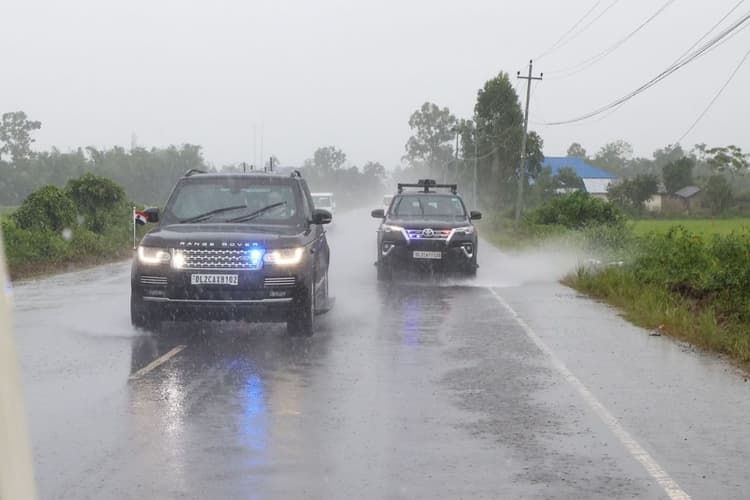PM Modi Manipur Visit: मणिपुर में अचानक हेलीकॉप्टर छोड़ सड़क मार्ग से क्यों चल दिए पीएम मोदी, सुरक्षाकर्मियों में मचा हड़कंप