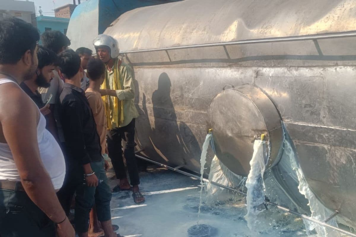 Patna News: पटना में मिल्क टैंकर पलटा तो दूध लूटने बर्तन-बाल्टी लेकर दौड़े लोग, बाइपास पर लग गया भीषण जाम