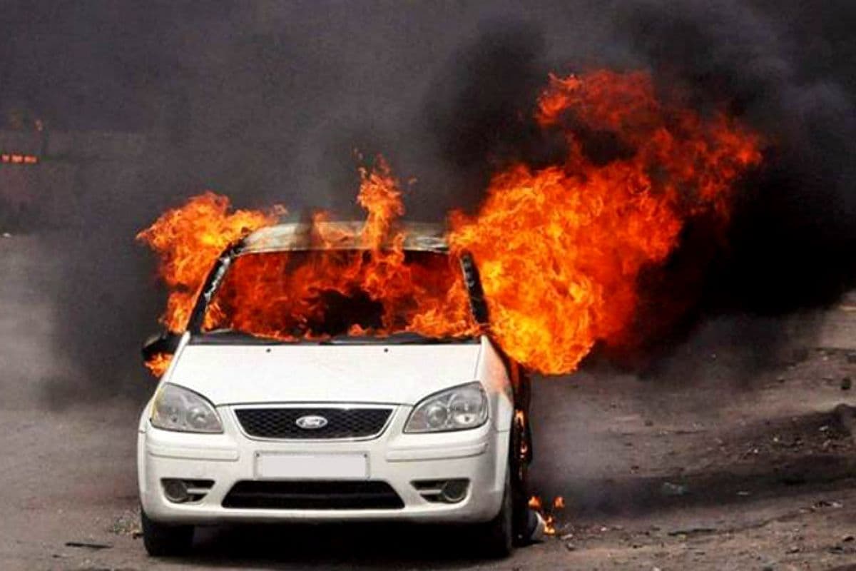 Patna News: पटना के गांधी सेतु पर चलती कार में लगी भीषण आग, परीक्षा देने जा रहा युवक बाल-बाल बचा