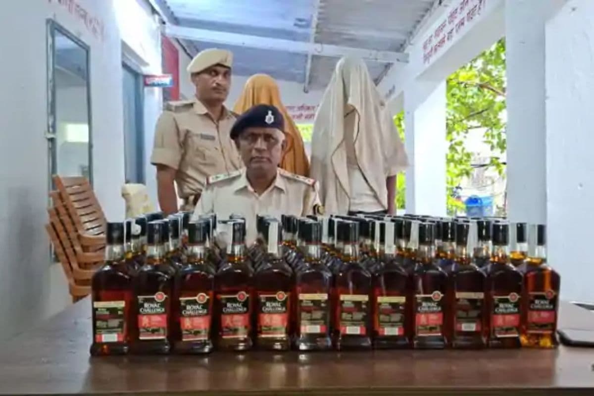 बिहार में पिकअप के तहखाने से लाखों की अंग्रेजी शराब बरामद, पटना पुलिस ने दो तस्कर धर-दबोचें