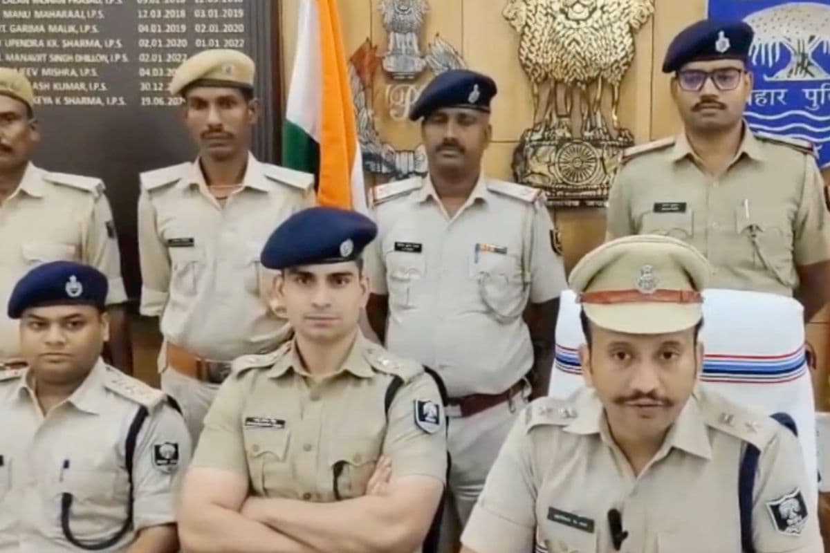 पटना में हथियार के साथ दो लोग गिरफ्तार, पलंग के नीचे से मिला राइफल और देसी कट्टा