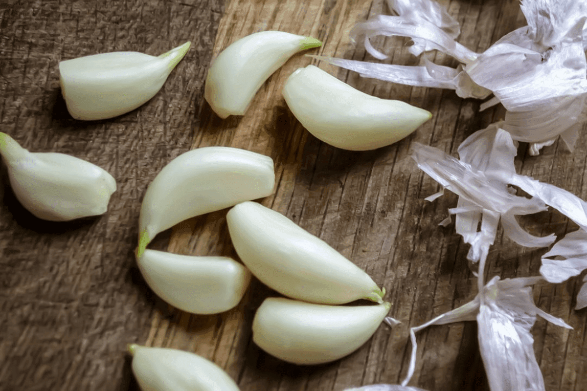 Easy Ways to Peel Garlic: ना स्मैल की दिक्कत ना नाखून खराब होने की टेंशन – इन आसान तरीकों से छिले लहसुन