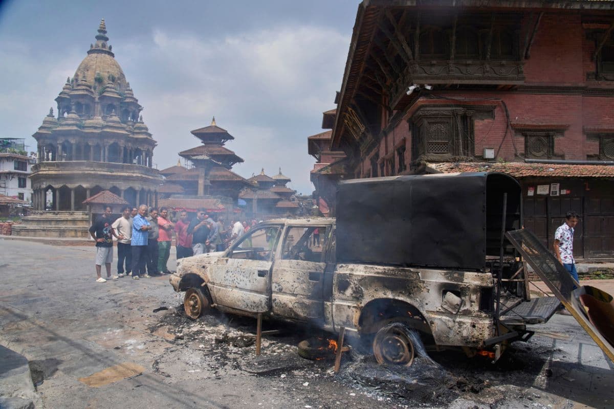 People-burnt-police-vehicle