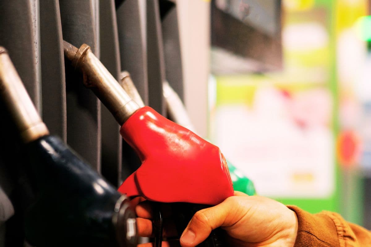 Petrol Price Today: गुमला, हजारीबाग, धनबाद, दुमका और रामगढ़ में महंगा हुआ पेट्रोल, गढ़वा में सबसे मंगा 99.60 रुपए प्रति लीटर