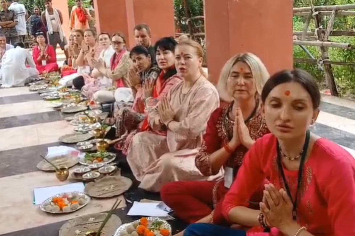 Photos: रूस, यूक्रेन और स्पेन से श्रद्धालु पहुंचे गयाजी, विदेशी मेहमानों ने ऐसे किया पिंडदान, देखिए तस्वीरें