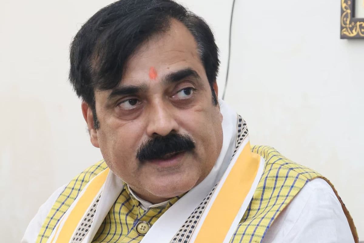 Bihar Politics: मंत्री जीवेश मिश्रा के खिलाफ RJD ने खोला मोर्चा, CM नीतीश से की पद से बर्खास्त करने की मांग