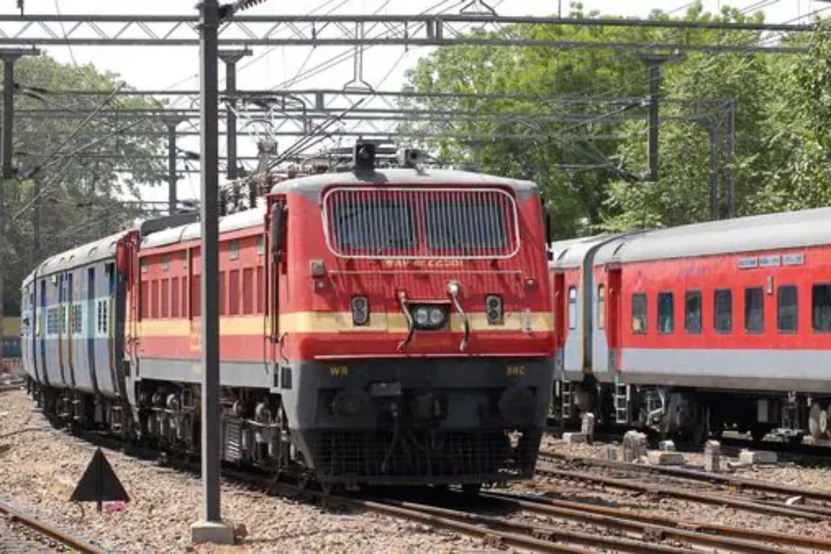 Railway News: बिहार आने वाली ट्रेनों में नो रूम, दीपावली से लेकर छठ तक वेटिंग में भी नहीं मिल रहा टिकट