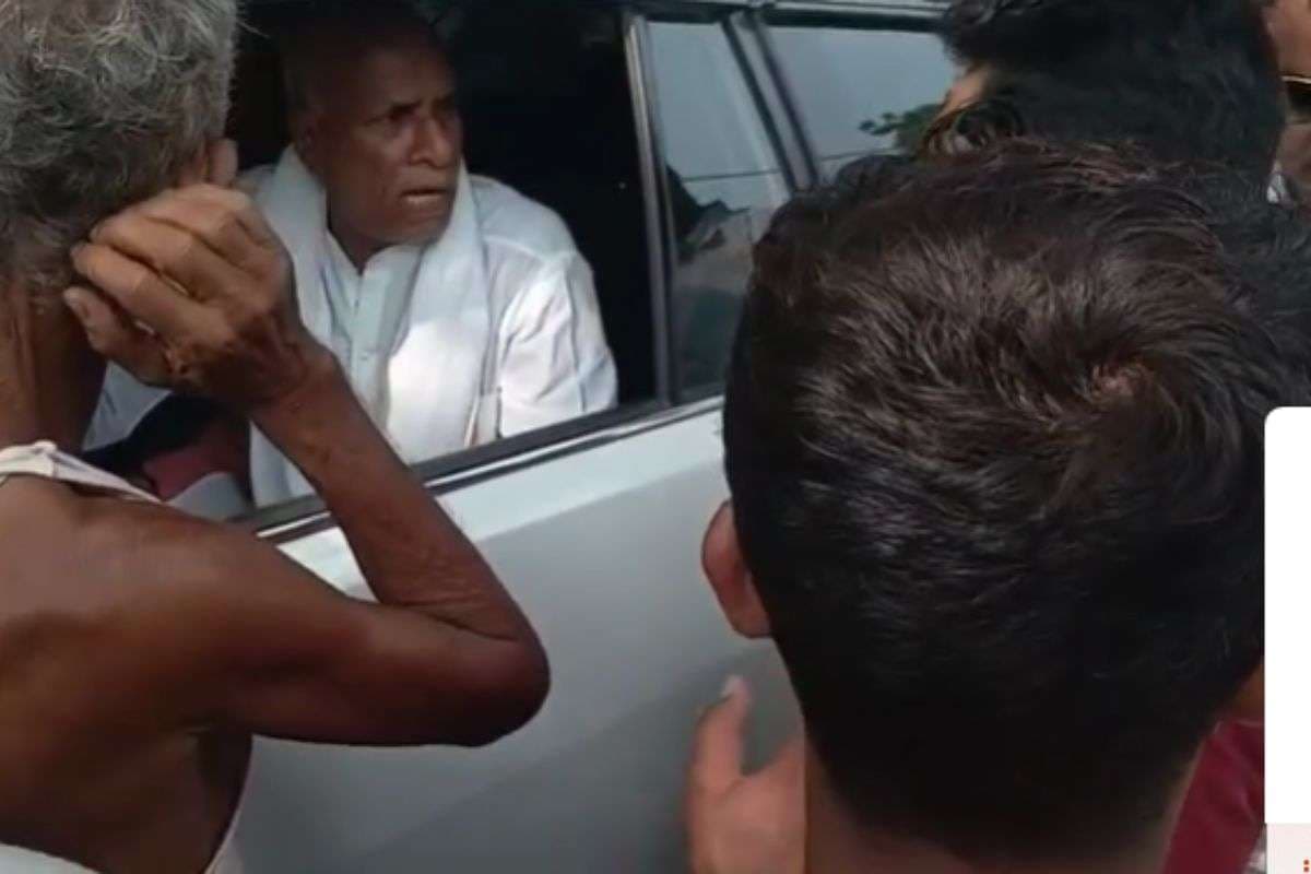 राजद विधायक को घेरे ग्रामीण