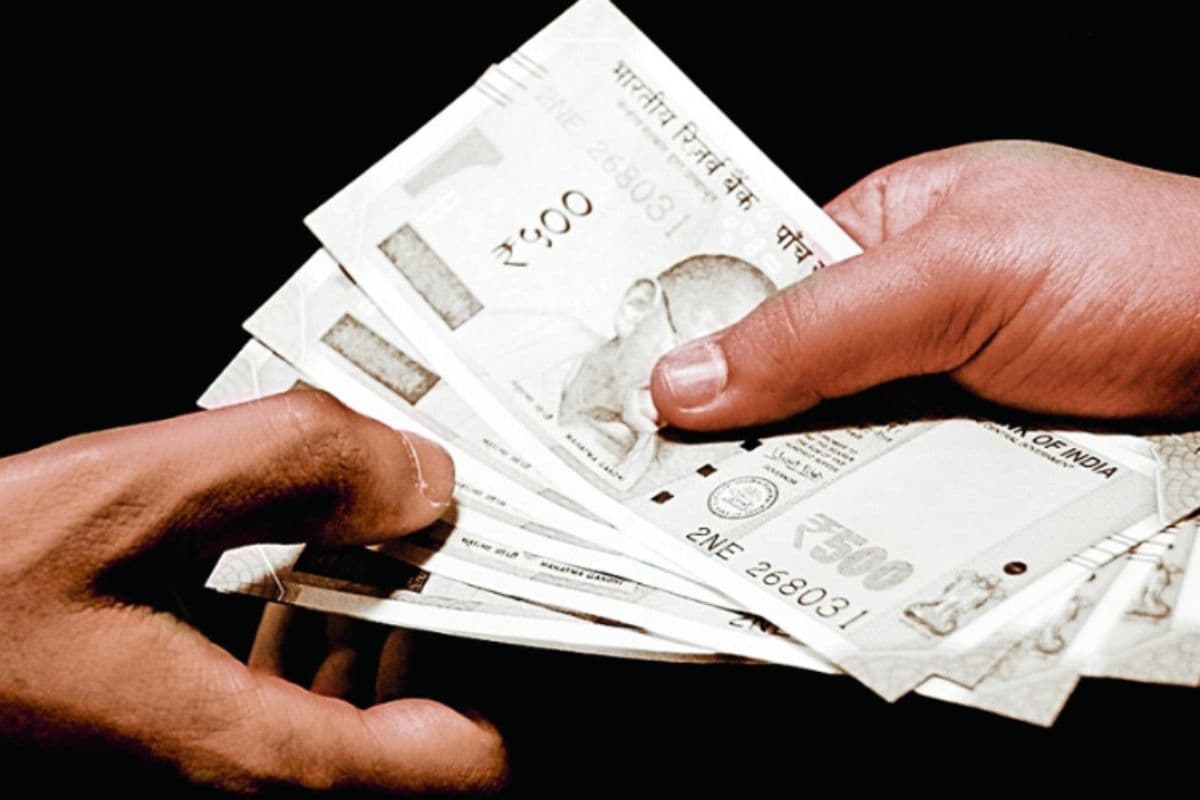 मधुबनी: रिश्वत लेते जिला नियोजन पदाधिकारी और डाटा एंट्री ऑपरेटर गिरफ्तार, वैशाली के रहने वाले युवक ने की थी शिकायत