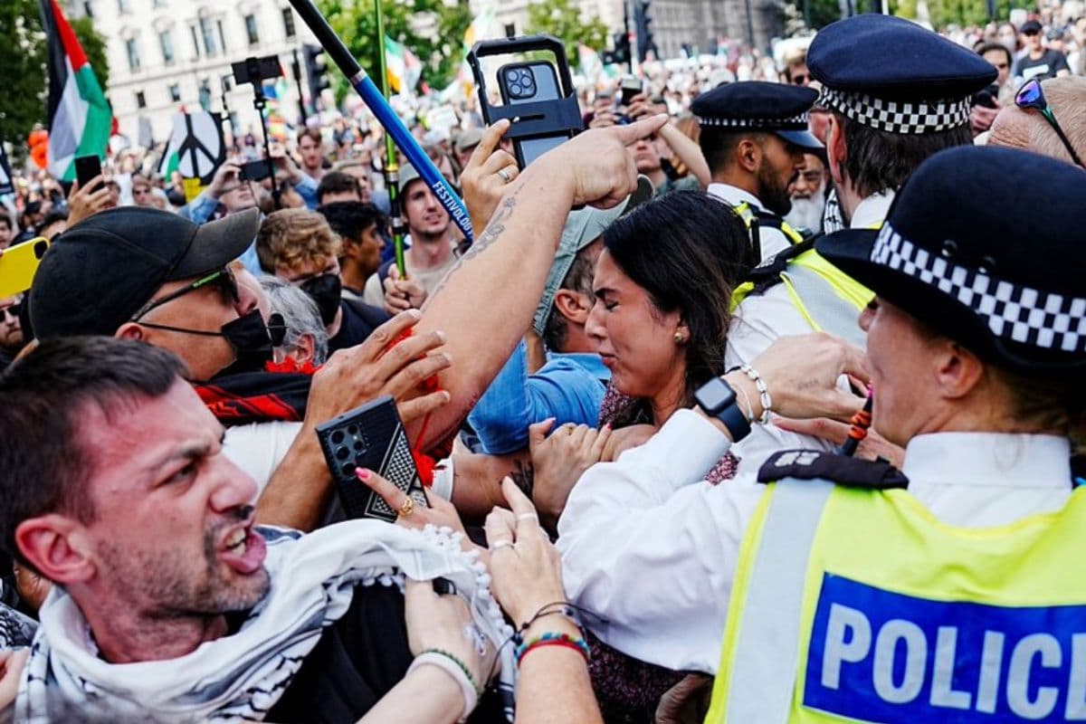 Protests Outside UK Parliament: लंदन में संसद के बाहर भारी हंगामा, सैकड़ों गिरफ्तार, जानिए क्यों भड़की भीड़