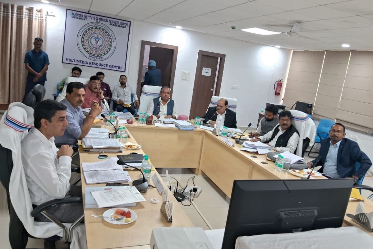 रिम्स शासी परिषद की बैठक: प्राइवेट प्रैक्टिस पर होगी सख्त कार्रवाई, रिम्स को बनाएंगे बेहतरीन संस्थान, बोले मंत्री डॉ इरफान अंसारी