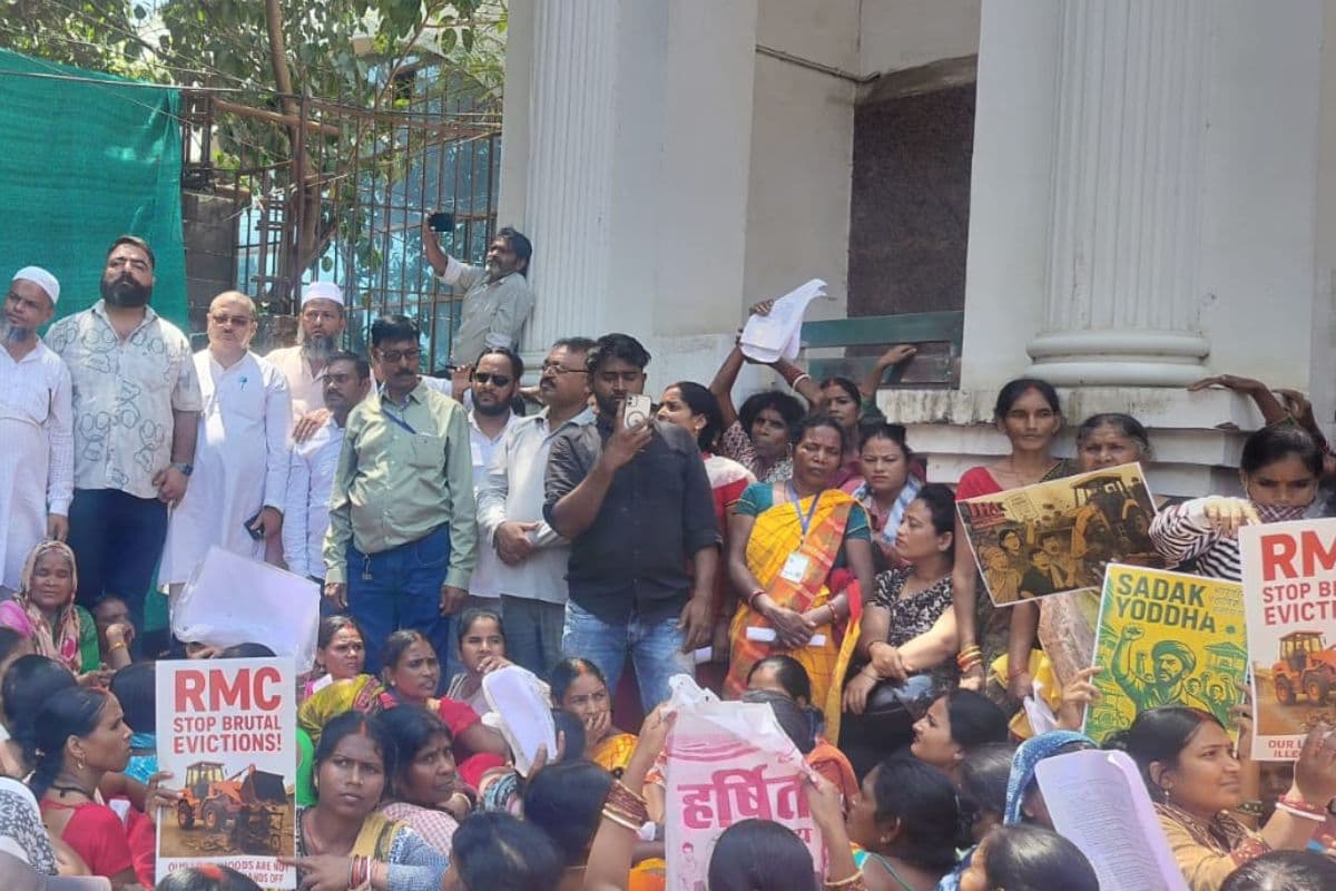 फुटपाथ दुकानदारों ने रांची नगर निगम का किया घेराव, मांगें पूरी होने तक आंदोलन जारी रखने का लिया संकल्प