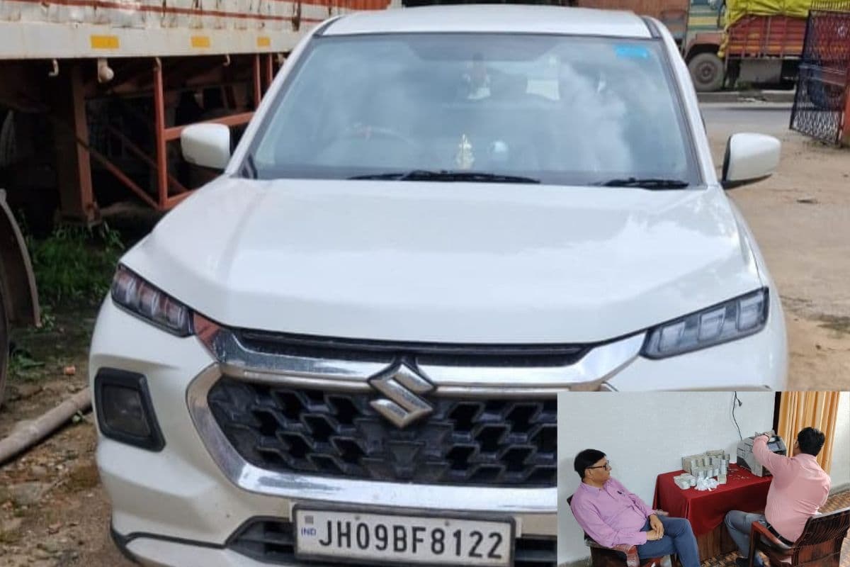 झारखंड के रामगढ़ में कार से 51 लाख रुपए बरामद, आयकर विभाग की टीम ने की कैश की गिनती