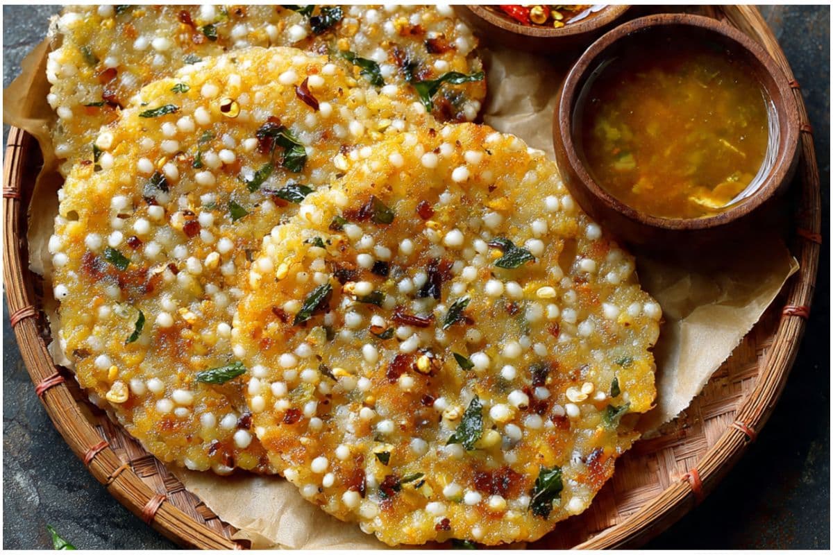 Sabudana Thalipeeth For Vrat: उपवास में भी लें चटकारे, क्रिस्पी और टेस्टी साबूदाना थालीपीठ बनाने का जानें सही तरीका