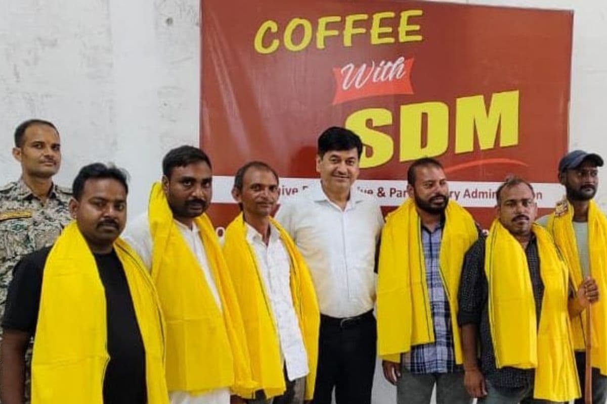 ‘कॉफी विद एसडीएम’ में गढ़वा के मूर्तिकारों से संवाद, मिट्टी के कलाकारों के लिए जल्द लगेगा मृदा शिल्प मेला