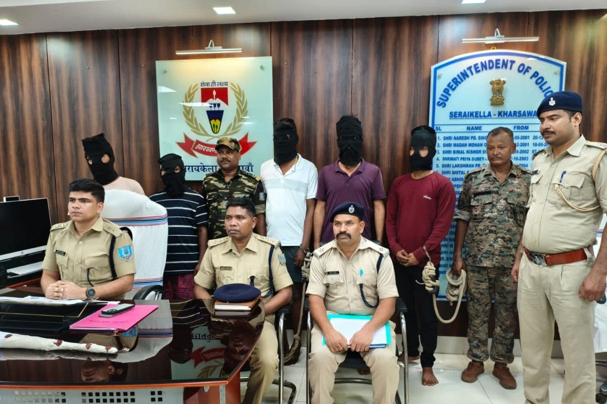 दुर्गा पूजा से पहले एक्शन में झारखंड की सरायकेला पुलिस, हथियार के साथ पांच अपराधी अरेस्ट